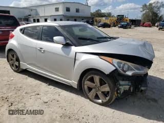 ✅ 2015 Hyundai Veloster Turbo • VIN: KMHTC6AE6FU228258 • Lot: 77105564. Wystawiony na Copart z przebiegiem Nie podano. Bezpłatny archiwum sprzedaży aukcyjnych z USA i szczegółowy raport historii pojazdu na DreamBid. Zdjęcie 4.
