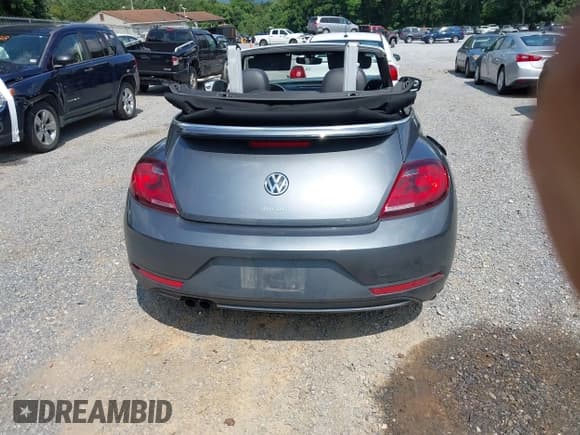 ✅ 2018 Volkswagen Beetle S • VIN: 3VW5DAATXJM516516 • Lot: 42792788. Wystawiony na IAAI z przebiegiem 88 435 mil. Bezpłatny archiwum sprzedaży aukcyjnych z USA i szczegółowy raport historii pojazdu na DreamBid. Zdjęcie 17.