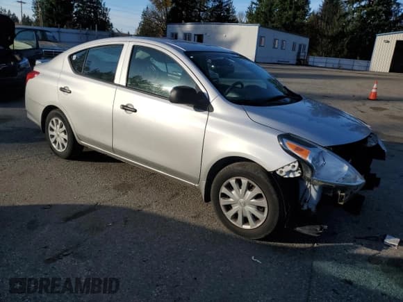 ✅ 2015 Nissan Versa S Plus • VIN: 3N1CN7AP6FL831424 • Lot: 90718905. Wystawiony na Copart z przebiegiem 108 226 mil. Bezpłatny archiwum sprzedaży aukcyjnych z USA i szczegółowy raport historii pojazdu na DreamBid. Zdjęcie 4.