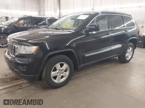 2011 Jeep Grand Cherokee Laredo z VIN 1J4RR4GGXBC687619, wystawiony jako IAAI lot #42425033 z przebiegiem 157 036 mil mil oraz . Historia ofert i sprzedaży dostępna na DreamBid. Obrazek 2.