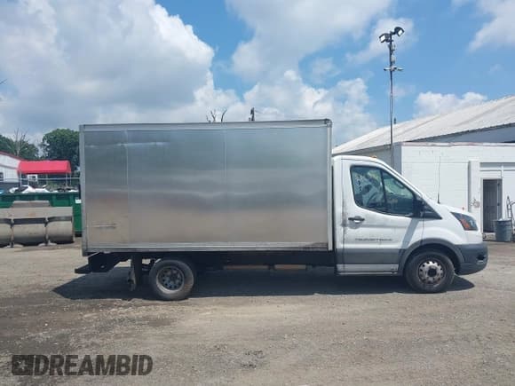✅ 2022 Ford Transit • VIN: 1FDBF6Z89NKA12657 • Lot: 42667586. Wystawiony na IAAI z przebiegiem 87 146 mil. Bezpłatny archiwum sprzedaży aukcyjnych z USA i szczegółowy raport historii pojazdu na DreamBid. Zdjęcie 12.