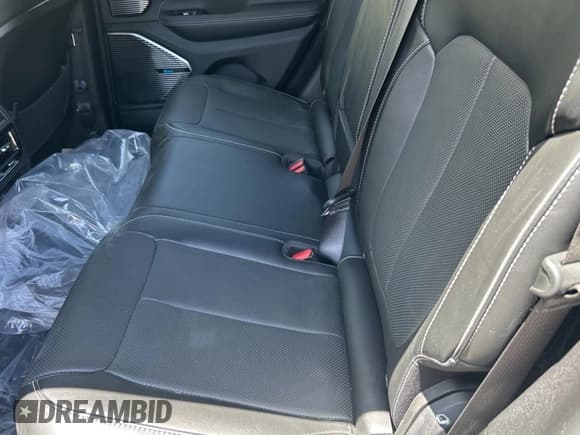 ✅ 2023 Jeep Grand Cherokee Overland • VIN: 1C4RJYD6XP8868844 • Lot: 67318045. Listed on Copart with 35 mi. Free auction sales archive from the USA and detailed vehicle history report at DreamBid. Image 14.