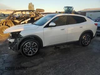 ✅ 2025 BMW X2 xDrive28i • VIN: WBX63GM06S5086167 • Лот: 44999075. Опубликован ранее на Copart с пробегом 5 543 миль. Бесплатный доступ к архиву аукционных продаж из США и подробный отчёт об истории автомобиля на DreamBid. Изображение 1.