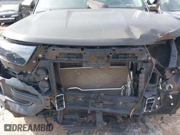 ✅ 2020 Ford Police Interceptor Utility • VIN: 1FM5K8AB2LGC51317 • Lot: 41755681. Wystawiony na IAAI z przebiegiem 102 945 mil. Bezpłatny archiwum sprzedaży aukcyjnych z USA i szczegółowy raport historii pojazdu na DreamBid. Zdjęcie 6.