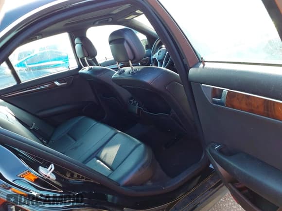 ✅ 2014 Mercedes-Benz C 250 Sport • VIN: WDDGF4HB1EA958114 • Lot: 42101249. Wystawiony na IAAI z przebiegiem 85 100 mil. Bezpłatny archiwum sprzedaży aukcyjnych z USA i szczegółowy raport historii pojazdu na DreamBid. Zdjęcie 8.