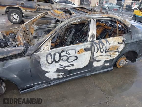 ✅ 2014 Mercedes-Benz C 250 Sport • VIN: WDDGF4HB2EA955318 • Lot: 41253375. Wystawiony na IAAI z przebiegiem Nie podano. Bezpłatny archiwum sprzedaży aukcyjnych z USA i szczegółowy raport historii pojazdu na DreamBid. Zdjęcie 6.