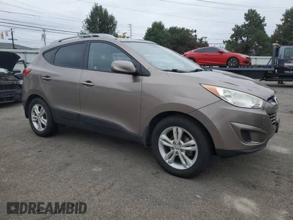 ✅ 2011 Hyundai Tucson GLS • VIN: KM8JU3AC7BU171936 • Лот: 82522355. Опубликован ранее на Copart с пробегом 327 309 миль. Бесплатный доступ к архиву аукционных продаж из США и подробный отчёт об истории автомобиля на DreamBid. Изображение 4.