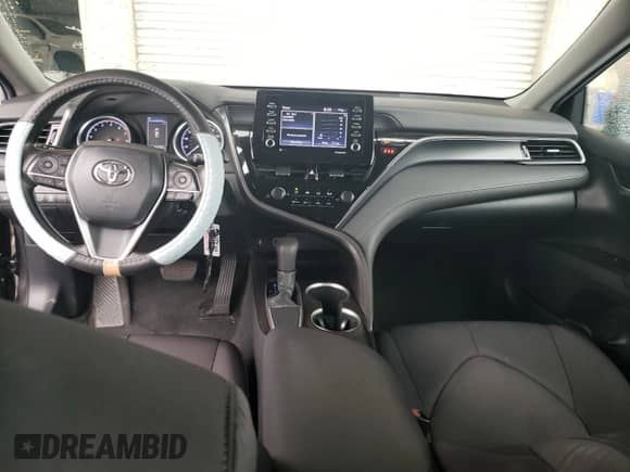 2021 Toyota Camry LE z VIN 4T1C11AK4MU590391, wystawiony jako Copart lot #81238415 z przebiegiem 63 738 mil mil oraz Szkoda całkowita • Salvage title. Historia ofert i sprzedaży dostępna na DreamBid. Obrazek 8.