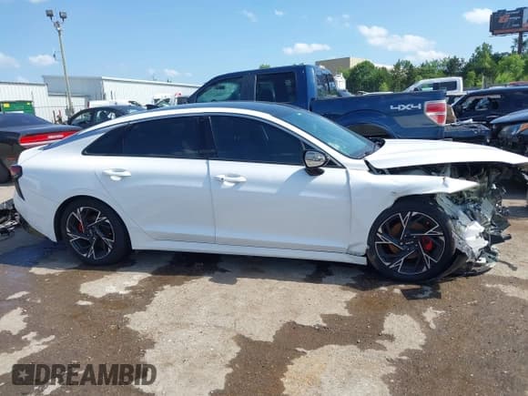 ✅ 2025 Kia K5 GT-Line • VIN: KNAG64J73S5291726 • Lot: 42552067. Listed on IAAI with 8,555 mi. Free auction sales archive from the USA and detailed vehicle history report at DreamBid. Image 14.