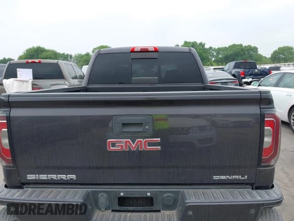 ✅ 2016 GMC Sierra 1500 Denali • VIN: 3GTP1PEC3GG190647 • Lot: 41933094. Listed on IAAI with 161,125 mi. Free auction sales archive from the USA and detailed vehicle history report at DreamBid. Image 16.