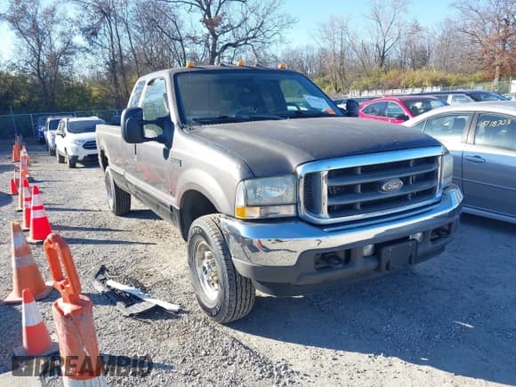 ✅ 2002 Ford F-250 XL • VIN: 1FTNX21F82EA53163 • Lot: 43704133. Listed on IAAI with 250,086 mi. Free auction sales archive from the USA and detailed vehicle history report at DreamBid. Image 1.