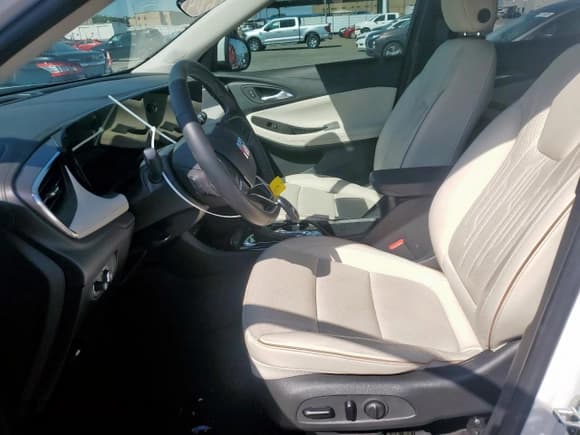 ✅ 2024 Buick Encore GX Avenir • VIN: KL4AMFSL9RB017071 • Lot: 52003565. Wystawiony na Copart z przebiegiem 8 013 mil. Bezpłatny archiwum sprzedaży aukcyjnych z USA i szczegółowy raport historii pojazdu na DreamBid. Zdjęcie 7.