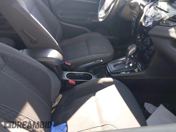 ✅ 2014 Ford Fiesta SE • VIN: 3FADP4EJ2EM188827 • Lot: 43241415. Wystawiony na IAAI z przebiegiem 84 034 mil. Bezpłatny archiwum sprzedaży aukcyjnych z USA i szczegółowy raport historii pojazdu na DreamBid. Zdjęcie 5.