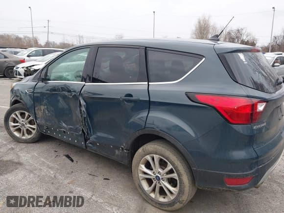 ✅ 2019 Ford Escape SE • VIN: 1FMCU0GD5KUB97930 • Lot: 43737106. Wystawiony na IAAI z przebiegiem 181 175 mil. Bezpłatny archiwum sprzedaży aukcyjnych z USA i szczegółowy raport historii pojazdu na DreamBid. Zdjęcie 14.