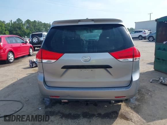✅ 2013 Toyota Sienna L • VIN: 5TDZK3DC3DS348420 • Лот: 42560718. Опубликован ранее на IAAI с пробегом 221 621 миль. Бесплатный доступ к архиву аукционных продаж из США и подробный отчёт об истории автомобиля на DreamBid. Изображение 17.