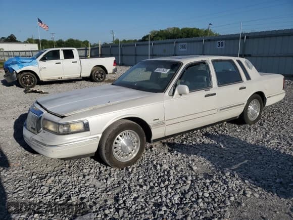 ✅ 1996 Lincoln Town Car Signature • VIN: 1LNLM82WXTY654457 • Лот: 53097635. Опубликован ранее на Copart с пробегом 257 446 миль. Бесплатный доступ к архиву аукционных продаж из США и подробный отчёт об истории автомобиля на DreamBid. Изображение 1.