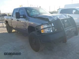 ✅ 2014 Chevrolet Silverado 2500HD LT • VIN: 1GC1KXE88EF160895 • Lot: 43581202. Wystawiony na IAAI z przebiegiem 299 042 mil. Bezpłatny archiwum sprzedaży aukcyjnych z USA i szczegółowy raport historii pojazdu na DreamBid. Zdjęcie 1.