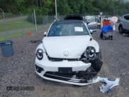 ✅ 2018 Volkswagen Beetle SE • VIN: 3VWJD7AT5JM726605 • Lot: 42723584. Listed on IAAI with 2,871 mi. Free auction sales archive from the USA and detailed vehicle history report at DreamBid. Image 12.