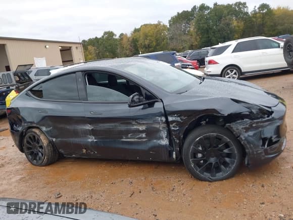 ✅ 2024 Tesla Model Y • VIN: 7SAYGDEDXRF091832 • Lot: 43562899. Wystawiony na IAAI z przebiegiem 9 525 mil. Bezpłatny archiwum sprzedaży aukcyjnych z USA i szczegółowy raport historii pojazdu na DreamBid. Zdjęcie 13.