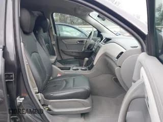 ✅ 2017 Chevrolet Traverse LS • VIN: 1GNKRFKD9HJ147321 • Lot: 42959474. Wystawiony na IAAI z przebiegiem 104 800 mil. Bezpłatny archiwum sprzedaży aukcyjnych z USA i szczegółowy raport historii pojazdu na DreamBid. Zdjęcie 5.