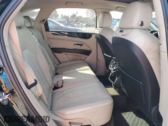 ✅ 2022 Bentley Bentayga V8 • VIN: SJAAM2ZV1NC013706 • Lot: 45770805. Wystawiony na Copart z przebiegiem 57 081 mil. Bezpłatny archiwum sprzedaży aukcyjnych z USA i szczegółowy raport historii pojazdu na DreamBid. Zdjęcie 11.