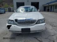 ✅ 2009 Lincoln Town Car Signature Limited • VIN: 2LNHM82V69X623924 • Lot: 70356445. Wystawiony na Copart z przebiegiem 49 470 mil. Bezpłatny archiwum sprzedaży aukcyjnych z USA i szczegółowy raport historii pojazdu na DreamBid. Zdjęcie 5.