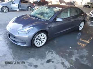 ✅ 2022 Tesla Model 3 • VIN: 5YJ3E1EA4NF186379 • Lot: 90080625. Wystawiony na Copart z przebiegiem 127 993 mil. Bezpłatny archiwum sprzedaży aukcyjnych z USA i szczegółowy raport historii pojazdu na DreamBid. Zdjęcie 1.