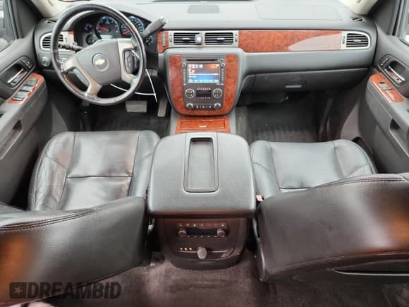 ✅ 2013 Chevrolet Suburban LTZ • VIN: 1GNSKKE74DR121174 • Lot: 90267505. Wystawiony na Copart z przebiegiem 181 025 mil. Bezpłatny archiwum sprzedaży aukcyjnych z USA i szczegółowy raport historii pojazdu na DreamBid. Zdjęcie 8.