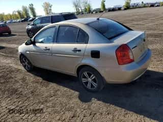 2008 Hyundai Accent L z VIN KMHCN45C58U252674, wystawiony jako Copart lot #68815954 z przebiegiem 259 694 mil mil oraz Szkoda całkowita • Salvage title. Historia ofert i sprzedaży dostępna na DreamBid. Obrazek 2.