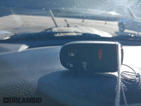 ✅ 2018 Dodge Challenger SXT Plus • VIN: 2C3CDZAG5JH123876 • Lot: 43400002. Wystawiony na IAAI z przebiegiem 168 947 mil. Bezpłatny archiwum sprzedaży aukcyjnych z USA i szczegółowy raport historii pojazdu na DreamBid. Zdjęcie 11.