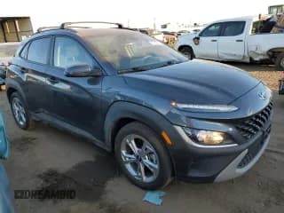 ✅ 2022 Hyundai Kona SEL • VIN: KM8K6CAB1NU758420 • Лот: 71262364. Опубликован ранее на Copart с пробегом 22 443 миль. Бесплатный доступ к архиву аукционных продаж из США и подробный отчёт об истории автомобиля на DreamBid. Изображение 4.