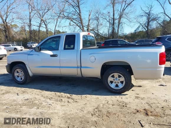 2008 Dodge Dakota SXT z VIN 1D3HE32N48S590323, wystawiony jako IAAI lot #41417531 z przebiegiem 95 571 mil mil oraz . Historia ofert i sprzedaży dostępna na DreamBid. Obrazek 14.