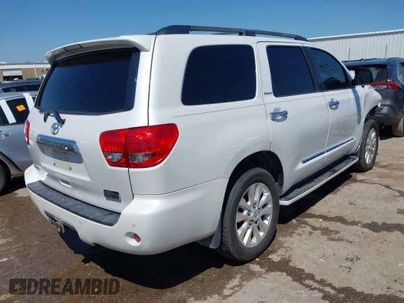 ✅ 2008 Toyota Sequoia Platinum • VIN: 5TDZY67A78S004461 • Lot: 42225931. Wystawiony na IAAI z przebiegiem 302 138 mil. Bezpłatny archiwum sprzedaży aukcyjnych z USA i szczegółowy raport historii pojazdu na DreamBid. Zdjęcie 4.