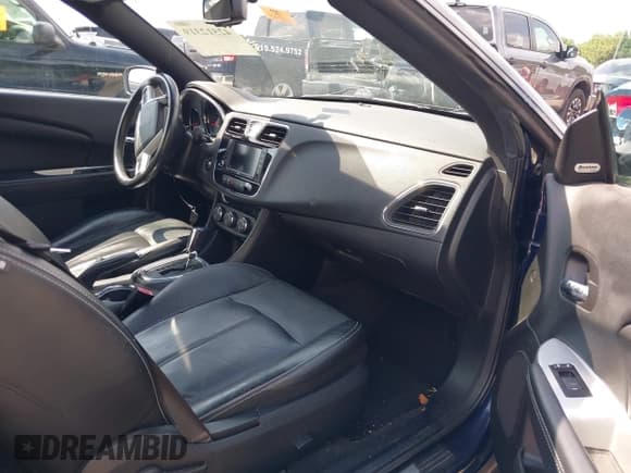 ✅ 2014 Chrysler 200 Limited • VIN: 1C3BCBFG2EN156877 • Lot: 42512319. Wystawiony na IAAI z przebiegiem 132 317 mil. Bezpłatny archiwum sprzedaży aukcyjnych z USA i szczegółowy raport historii pojazdu na DreamBid. Zdjęcie 5.