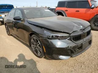 ✅ 2024 BMW 5 Series 540i xDrive • VIN: WBA63FJ06RCR52447 • Лот: 70771024. Опубликован ранее на Copart с пробегом Не указан. Бесплатный доступ к архиву аукционных продаж из США и подробный отчёт об истории автомобиля на DreamBid. Изображение 4.