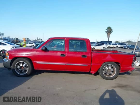 2006 GMC Sierra 1500 SL with VIN 2GTEC13V961213861, listed as a IAAI auction lot 43417439 with 215,402 mi miles and . Bid and sale history available at DreamBid. Image 14.
