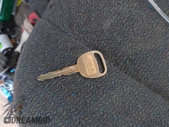 2004 Chevrolet Silverado 1500 Work Truck z VIN 1GCEC14XX4Z288962, wystawiony jako IAAI lot #41030729 z przebiegiem 320 541 mil mil oraz . Historia ofert i sprzedaży dostępna na DreamBid. Obrazek 11.