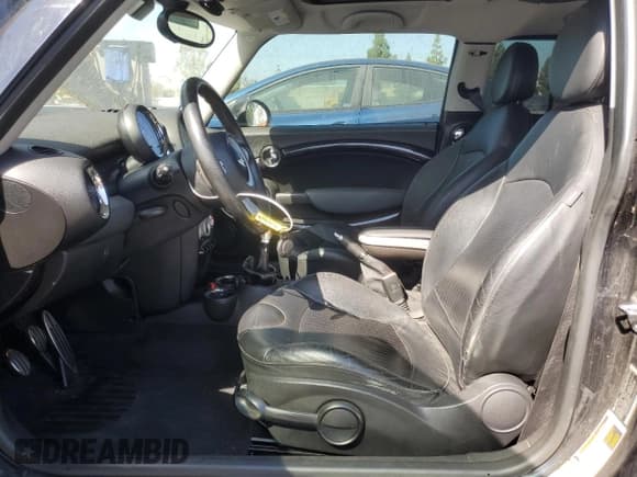 ✅ 2009 MINI Clubman S • VIN: WMWMM33579TP72390 • Lot: 70929265. Wystawiony na Copart z przebiegiem 137 987 mil. Bezpłatny archiwum sprzedaży aukcyjnych z USA i szczegółowy raport historii pojazdu na DreamBid. Zdjęcie 7.