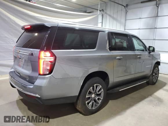 2024 Chevrolet Suburban LT z VIN 1GNSKCKD8RR407729, wystawiony jako Copart lot #70371795 z przebiegiem 9 697 mil mil oraz Szkoda całkowita • Salvage title. Historia ofert i sprzedaży dostępna na DreamBid. Obrazek 3.