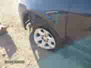 2015 Chevrolet Traverse LS z VIN 1GNKRFEDXFJ275799, wystawiony jako IAAI lot #43404084 z przebiegiem 150 564 mil mil oraz . Historia ofert i sprzedaży dostępna na DreamBid. Obrazek 17.