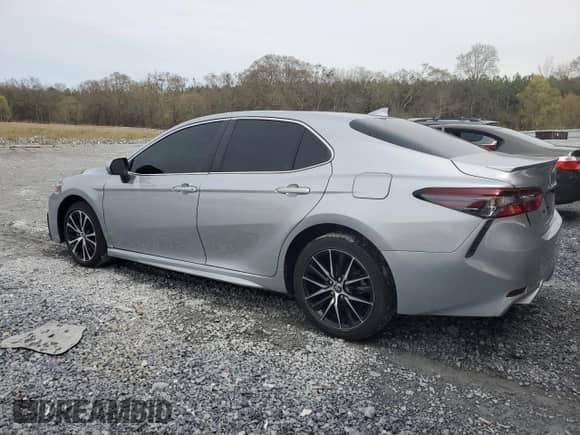 2022 Toyota Camry SE z VIN 4T1G11AKXNU712139, wystawiony jako Copart lot #50357335 z przebiegiem 13 564 mil mil oraz Czysty tytuł • Clean title. Historia ofert i sprzedaży dostępna na DreamBid. Obrazek 2.