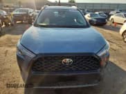 ✅ 2025 Toyota Corolla Cross LE • VIN: 7MUBAABGXSV134378 • Lot: 69758365. Wystawiony na Copart z przebiegiem 10 873 mil. Bezpłatny archiwum sprzedaży aukcyjnych z USA i szczegółowy raport historii pojazdu na DreamBid. Zdjęcie 5.