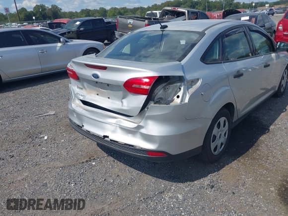✅ 2018 Ford Focus S • VIN: 1FADP3E21JL298542 • Lot: 43203157. Wystawiony na IAAI z przebiegiem 150 916 mil. Bezpłatny archiwum sprzedaży aukcyjnych z USA i szczegółowy raport historii pojazdu na DreamBid. Zdjęcie 6.