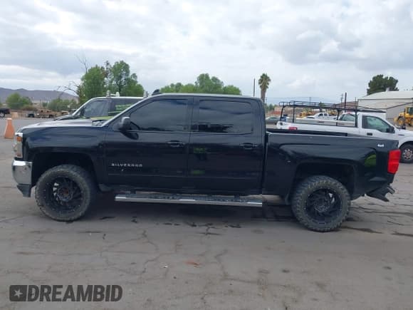 ✅ 2018 Chevrolet Silverado 1500 LT • VIN: 3GCPCREC7JG602033 • Lot: 43407063. Wystawiony na IAAI z przebiegiem 81 468 mil. Bezpłatny archiwum sprzedaży aukcyjnych z USA i szczegółowy raport historii pojazdu na DreamBid. Zdjęcie 14.