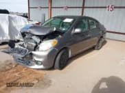 ✅ 2013 Nissan Versa S Plus • VIN: 3N1CN7AP5DL888422 • Lot: 42657923. Wystawiony na IAAI z przebiegiem 167 549 mil. Bezpłatny archiwum sprzedaży aukcyjnych z USA i szczegółowy raport historii pojazdu na DreamBid. Zdjęcie 2.