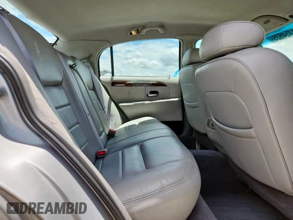 ✅ 1998 Lincoln Town Car Signature • VIN: 1LNFM82W8WY698345 • Lot: 61454625. Listed on Copart with 87,959 mi. Free auction sales archive from the USA and detailed vehicle history report at DreamBid. Image 10.