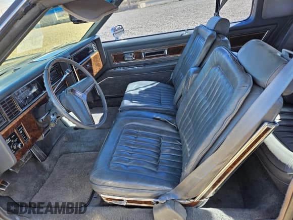 ✅ 1985 Oldsmobile Toronado Custom Brougham • VIN: 1G3EZ57Y7FE330055 • Lot: 43433285. Wystawiony na Copart z przebiegiem 931 486 mil. Bezpłatny archiwum sprzedaży aukcyjnych z USA i szczegółowy raport historii pojazdu na DreamBid. Zdjęcie 5.