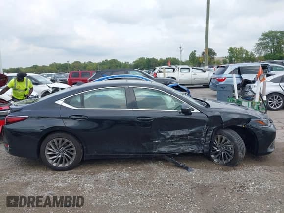 ✅ 2025 Lexus ES 300h Ultra Luxury • VIN: 58AFA1C14SU067458 • Lot: 43298745. Wystawiony na IAAI z przebiegiem 3 763 mil. Bezpłatny archiwum sprzedaży aukcyjnych z USA i szczegółowy raport historii pojazdu na DreamBid. Zdjęcie 13.