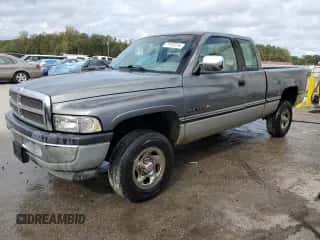 1995 Dodge 1500 z VIN 3B7HF13Z0SM185796, wystawiony jako Copart lot #79131814 z przebiegiem 184 890 mil mil oraz Szkoda całkowita • Salvage title. Historia ofert i sprzedaży dostępna na DreamBid. Obrazek 1.