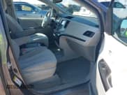 ✅ 2014 Toyota Sienna LE • VIN: 5TDKK3DC6ES463421 • Лот: 43558846. Опубликован ранее на IAAI с пробегом 157 332 миль. Бесплатный доступ к архиву аукционных продаж из США и подробный отчёт об истории автомобиля на DreamBid. Изображение 5.